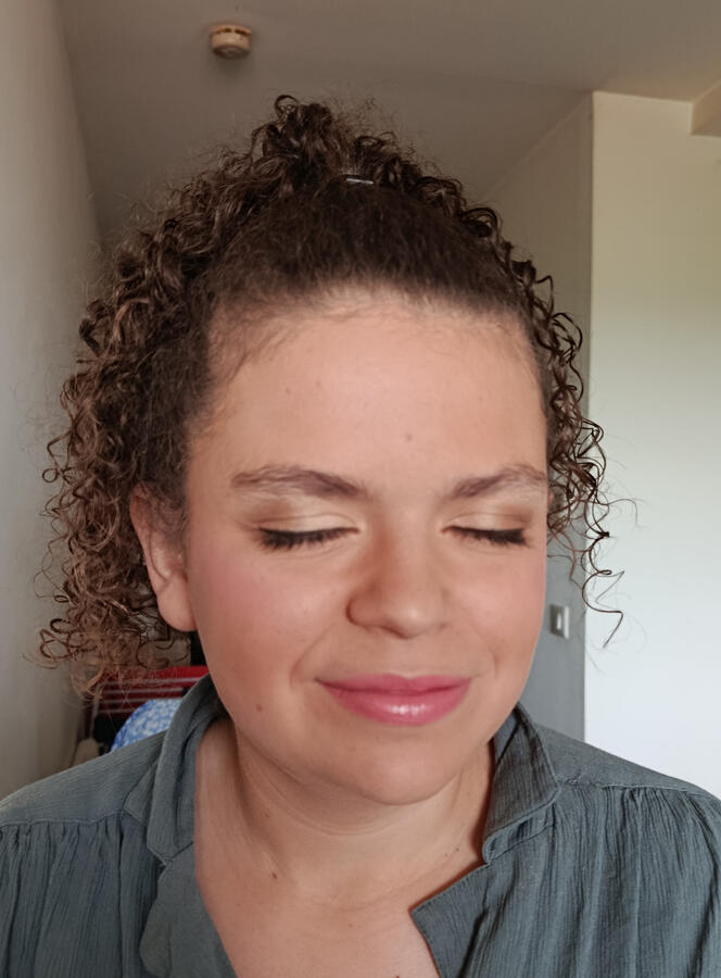 Réalisation d'un maquillage de mariée. Réalisation d'un maquillage de mariée.
