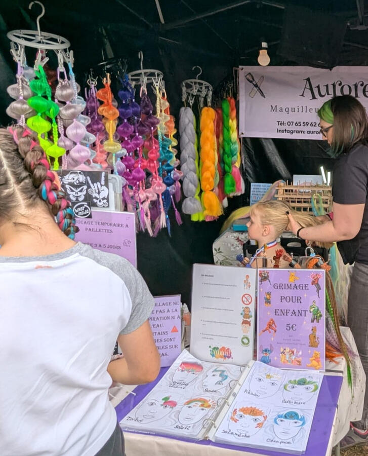 Réalisation de coiffures colorées sur mon stand, lors du gundo'bylette. Réalisation de coiffures colorées sur mon stand, lors du gundo'bylette.