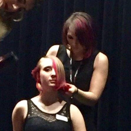 Réalisation d'un brushing lors d'un concours de coiffure.