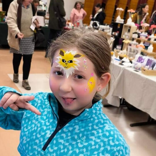 Réalisation d'un grimage de Voltali lors du marché d'automne de Lautenbach sur le thème des Pokémon.