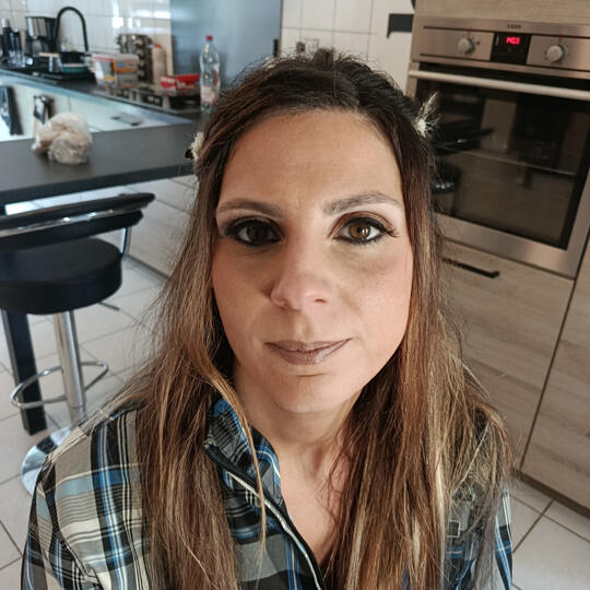 Réalisation d'un maquillage de mariage.