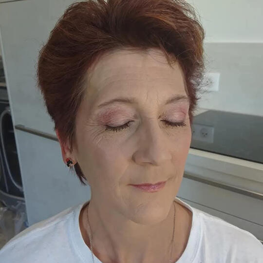 Réalisation d'un maquillage simple et naturel.