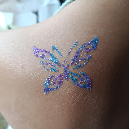 Tatouage à paillettes.